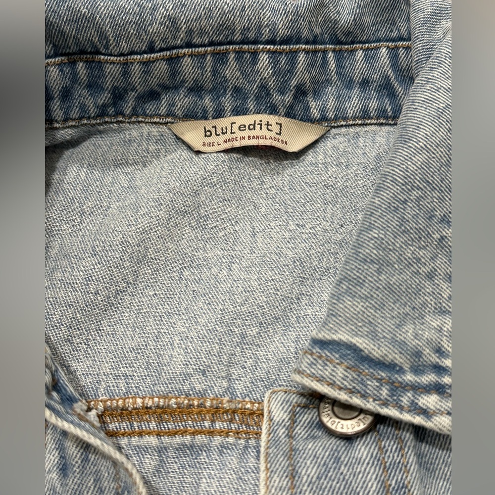Light Blue Denim Cropped Jean Jacket - Picture 7 of 10